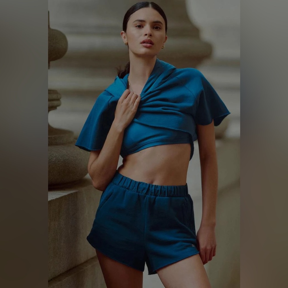 ALO YOGA | ✨NEW✨ In The Air Dolphin Short in Eclipse Blue